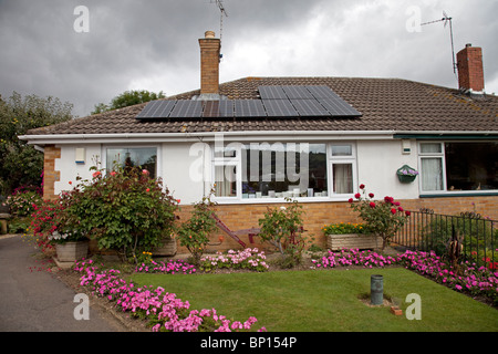 PV pannelli solari sulla casa di piccoli bungalow CHELTENHAM REGNO UNITO Foto Stock