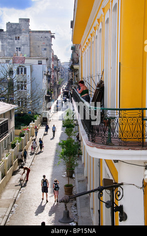 Le stradine della Vecchia Havana contengono un terzo dei circa 3.000 edifici trovati in città. Foto Stock