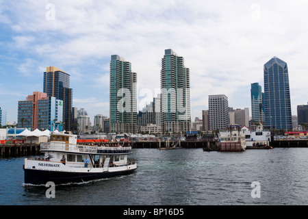 Tour in barca con i turisti in partenza il dock e voce fuori per visitare la città sulla Baia di San Diego in California Foto Stock