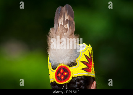 Piume su un nativo di acconciatura sono raffigurato all'Wendake Pow-Wow Luglio 31, 2010. Foto Stock