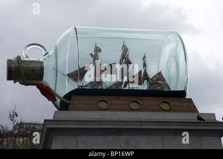 Nelson della nave in una bottiglia da Yinka Shonibare sul quarto zoccolo in Trafalgar Square London REGNO UNITO Foto Stock