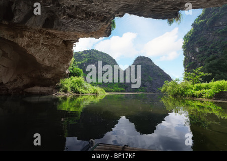 Bella vista sulla montagna dalla grotta. Tam Coc parco nazionale. Il Vietnam Foto Stock