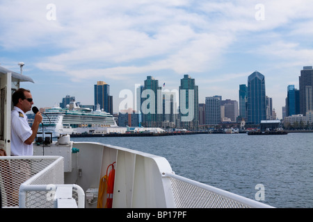 Tour in Barca Guida che descrivono le attrazioni di San Diego Bay con il San Diego skyline in vista Foto Stock