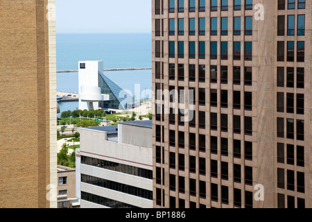 Il lago Erie shore visto fra i grattacieli dal centro cittadino di Cleveland Foto Stock