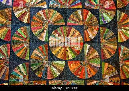 Nero piumini colorati in molte forme rotonde per un unico modello astratto e texture design. Bella illustrazione di tessuto. Foto Stock