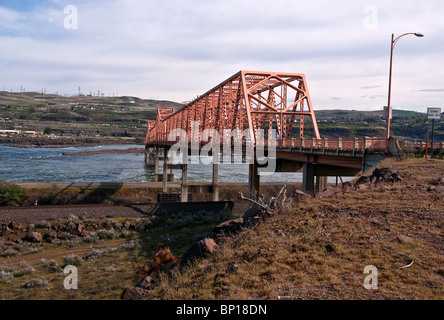 Il paesaggio di ponte Dalles preso dal lato di Washington del fiume Columbia. La travatura reticolare in acciaio ponte a sbalzo degli anni cinquanta. Foto Stock