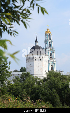 Falegname torre e la torre campanaria della Santa Trinità di San Sergio Lavra, Sergiev Posad, distretto di Mosca, Russia Foto Stock