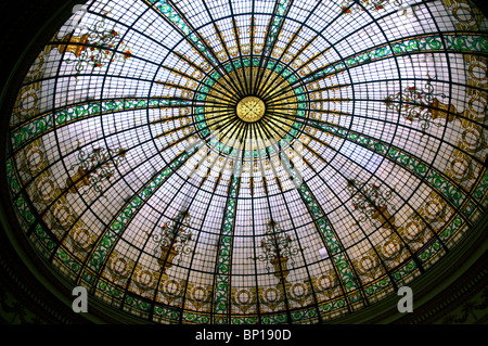 Il bellissimo soffitto a cupola a vetri colorati in Gran Hotel Bolivar, Plaza San Martin, Lima, Peru Foto Stock