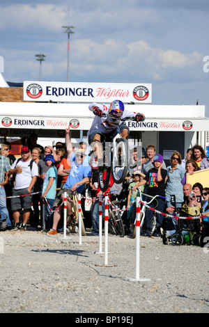 Campione del Mondo Trial Biker Petr Kraus al Bike Expo di Monaco di Baviera che mostra alcuni dei suoi trucchi. Foto Stock