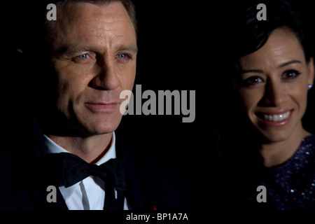 Attore britannico Daniel Craig e Satsuki Mitchell arrivare alla prima mondiale di "Quantum of Solace" Foto da James Boardman. Foto Stock