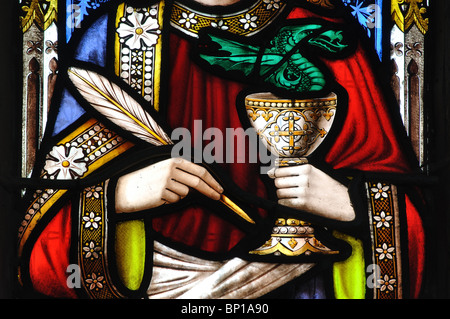 San Giovanni con terna e calice in vetro colorato in St.. Gregory`s Church, Tredington, Warwickshire, Inghilterra, Regno Unito Foto Stock