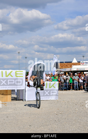 Campione del Mondo Trial Biker Petr Kraus al Bike Expo di Monaco di Baviera che mostra alcuni dei suoi trucchi. Foto Stock