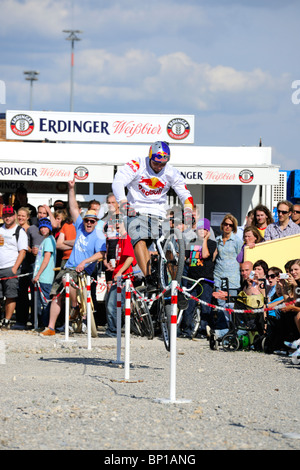 Campione del Mondo Trial Biker Petr Kraus al Bike Expo di Monaco di Baviera che mostra alcuni dei suoi trucchi. Foto Stock