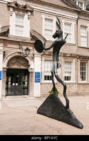 Statua di bronzo di un Irish Lepre davanti all'ingresso del Museo Irlandese di Arte Moderna, Dublino Foto Stock