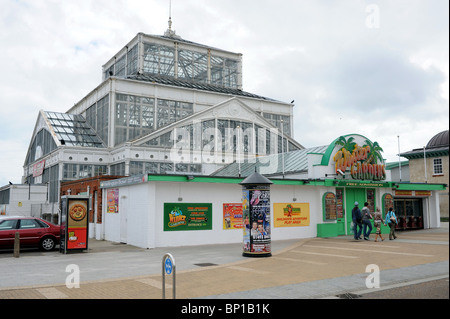 Giardini d'inverno Great Yarmouth lungomare su una noiosa giornata d'estate lungo North Coast Norfok REGNO UNITO Foto Stock