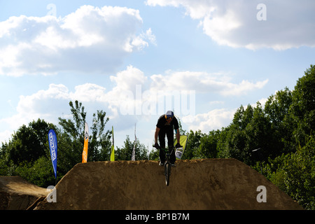 Un concorrente non identificato partecipa in una BMX/Mountain Bike contest. Foto Stock