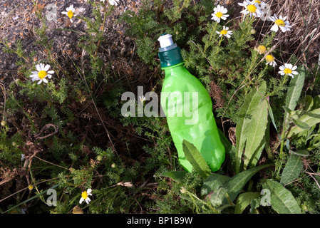 Energia di plastica Bottiglia di bevanda scartati su un sentiero nella campagna inglese Foto Stock