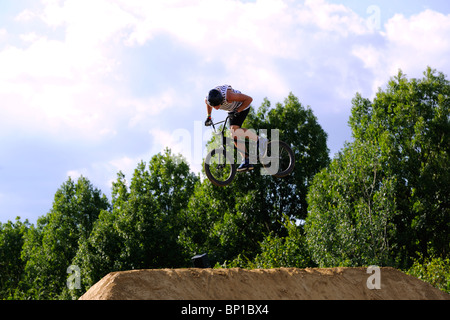 Un concorrente non identificato partecipa in una BMX/Mountain Bike contest. Foto Stock