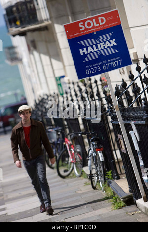 Una scheda venduto onside case a schiera in Brighton. Foto di James Boardman. Foto Stock