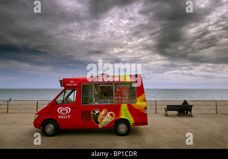 Rosso fisso ice cream van parcheggiato sul lungomare di Brighton SUSSEX REGNO UNITO Foto Stock