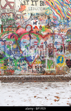 Vivaci graffiti sul muro di John Lennon, simbolo di pace e amore, Praga, Repubblica Ceca. Foto Stock