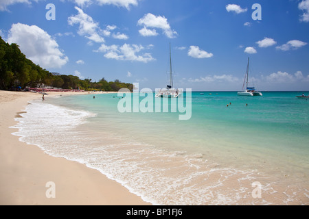 Catamarano ormeggiate al Sandy Lane Bay, West Coast, Barbados, Caraibi Foto Stock