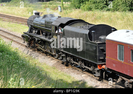Conserve di classe 8F locomotiva a vapore n. 48305 lasciando Quorn sulla Grande Stazione Centrale, Leicestershire, England, Regno Unito Foto Stock