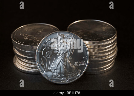 Pile di U.S. Argento monete Eagle con vista di Lady Liberty che mostra sulla moneta anteriore. Foto Stock