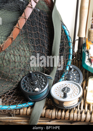 Fly Fishing Tackle sul cesto di vimini, England, Regno Unito Foto Stock