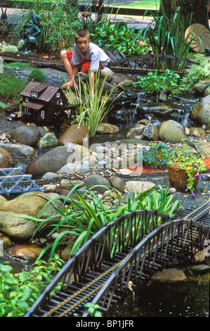 Esterno il giardino di acqua con il modello RR railroad Foto Stock