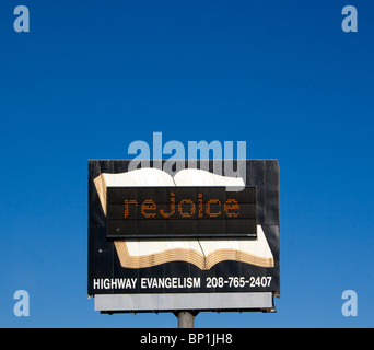 Insegna gioiosa del negozio biblico a Boise, Idaho, luminosa e accogliente, che mostra messaggi ispirati alla fede in un affascinante ambiente cittadino. Foto Stock