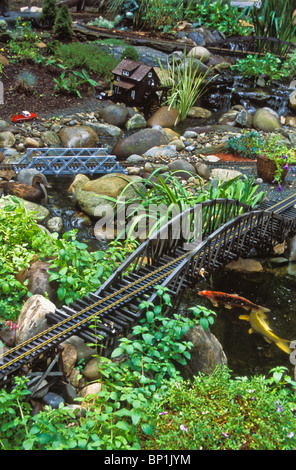 Esterno il giardino di acqua con il modello RR railroad Foto Stock