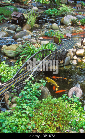 Esterno il giardino di acqua con il modello RR railroad Foto Stock