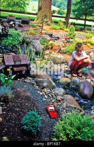 Esterno il giardino di acqua con il modello RR railroad Foto Stock