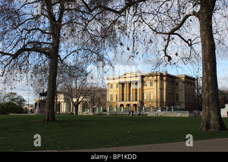 Apsley House, Ex casa del duca di Wellington, Hyde Park Corner, Londra con il Duca di Wellington statua. Foto Stock