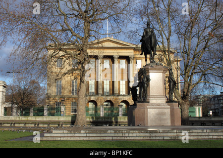 Apsley House, Ex casa del duca di Wellington, Hyde Park Corner, Londra con il Duca di Wellington statua in primo piano. Foto Stock