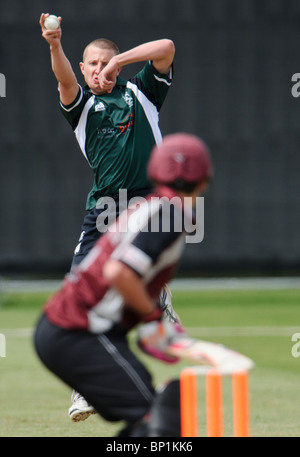 Dorset CCC / Somerset CCC alla Sherborne School. Lanciatore veloce in azione. Foto Stock