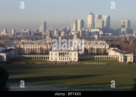 Vista sul parco di Greenwich al Queens House e Royal Naval College con il fiume Tamigi e Canary Wharf in background, Londra Foto Stock