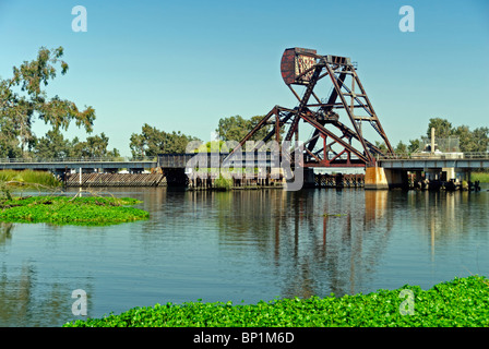 Traliccio ponte levatoio attraverso metà fiume nella valle centrale regione del Delta, California. Mattina d'estate. Foto Stock