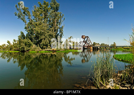 Traliccio ponte levatoio di fronte a Slough in valle centrale regione del Delta, California. Mattina d'estate. Foto Stock