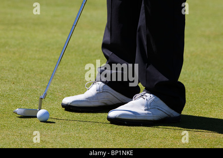 Il Golfer impostato per rendere un putt, Kilmarnock Barassie Golf Club, Troon, Ayrshire, in Scozia Foto Stock