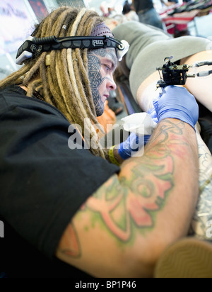 Immagini dalla ormai famosa Tattoo Jam evento in Doncaster REGNO UNITO mostra Tattooists durante il lavoro e le persone con tatuaggi e nella scena del tatuaggio Foto Stock