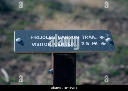 Cartello in metallo in Bandelier National Monument Identificazione della direzione del Canyon frijoles (cade) Sentiero e Centro Visitatori. Foto Stock
