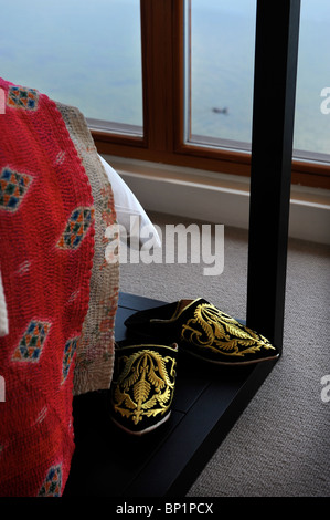 Camera da letto con una vista del lago attraverso finestre da pavimento a soffitto a 'Seconda home " sviluppo - i laghi da Yoo vicino Cirences Foto Stock