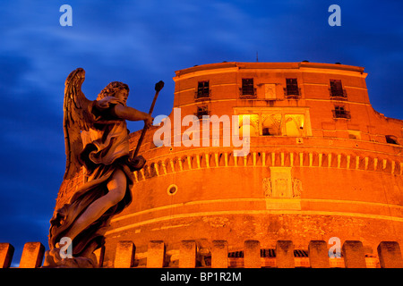 Angelo statua sotto Castel Sant Angelo al crepuscolo, Roma Lazio Italia Foto Stock