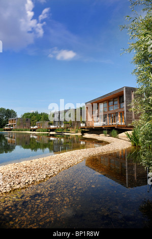 La "seconda casa" lo sviluppo dei laghi da Yoo vicino a Cirencester Gloucestershire, Regno Unito Foto Stock