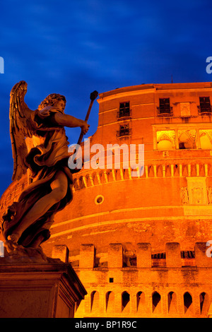 Angelo statua sotto Castel Sant Angelo al crepuscolo, Roma Lazio Italia Foto Stock