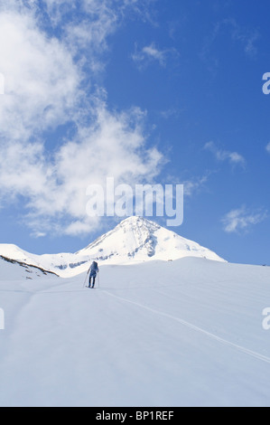 Hood River, Oregon, Stati Uniti d'America; sciatore sul lato nord del monte Cofano Foto Stock