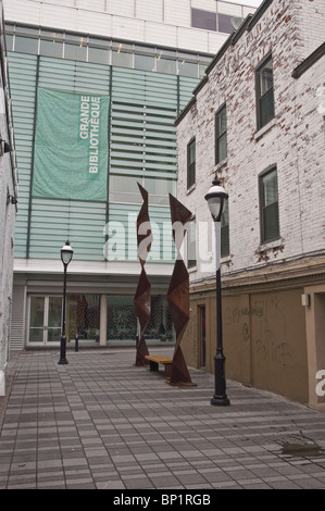 Grande Bibliotheque nel quartiere Latino, Montreal. Moderna architettura bibliotecaria, sculture astratte e vicoli urbani in Quebec, Canada. Foto Stock