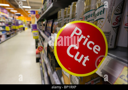 Prezzo segno di taglio sulle conserve di lager di scaffali di un supermercato Tesco in Scozia Luglio 2010 - con importati San Miguel lager spagnolo Foto Stock